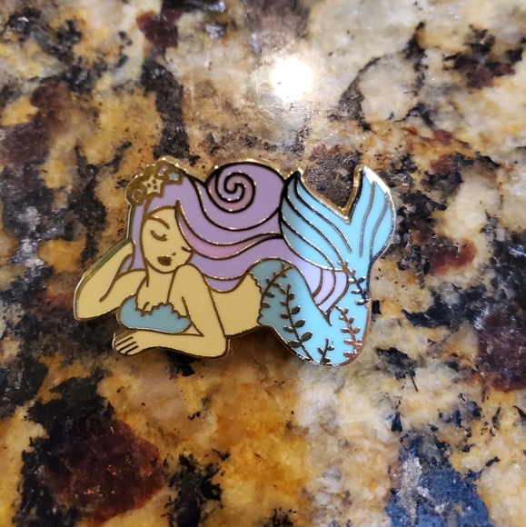 🧜🏼‍♀️mermaid enamel pin - Picture 2 of 6
